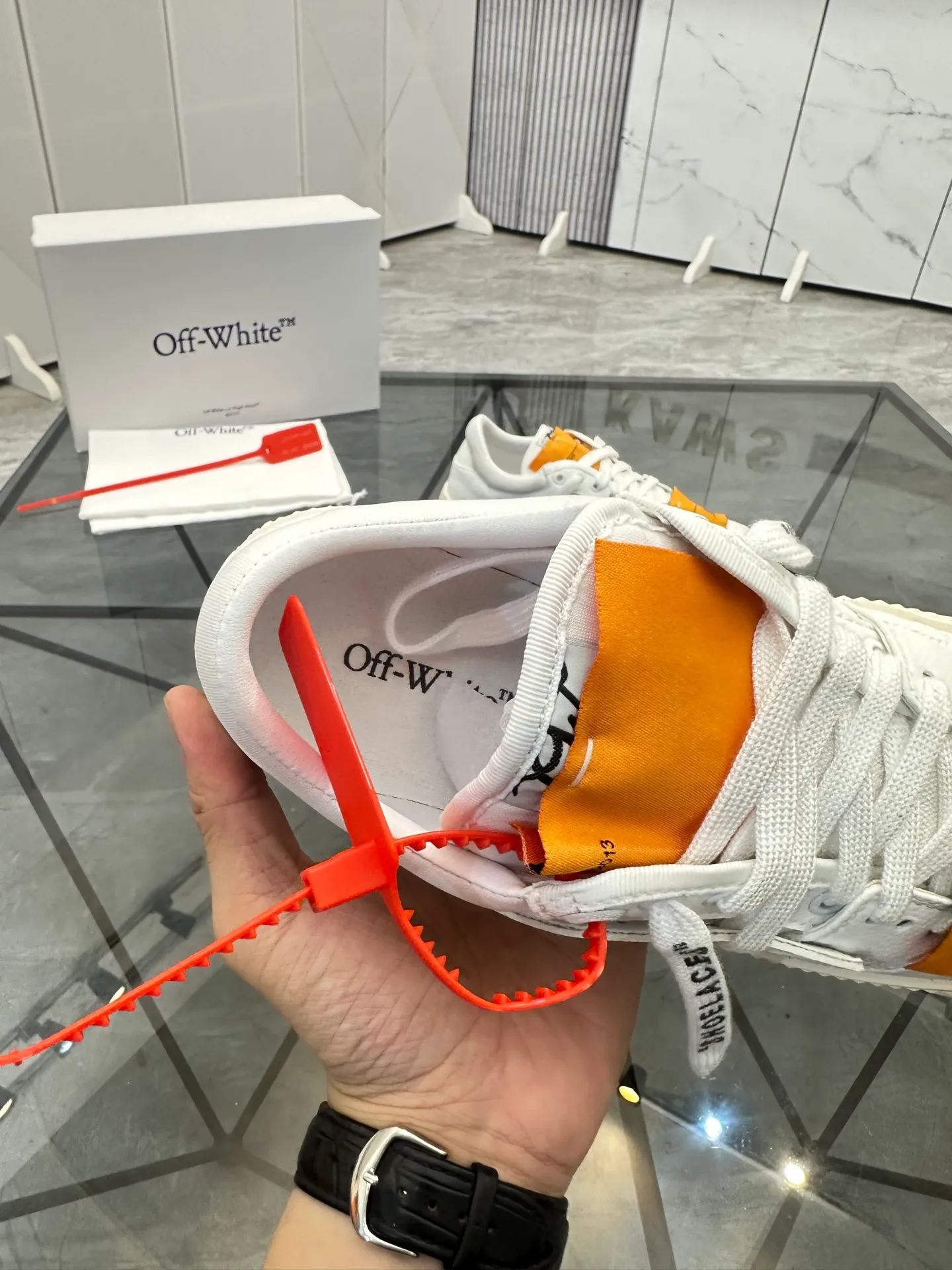Selling men's shoes 💰: 💰P500¥ High-end top quality Product trademark: OFF WHITE *"OFF WHITE*" low-top casual shoes Regular size: 35-45 (can be customized to 46) Couple style Product materials: Upper imported first-layer cowhide stitched with original fabric, genuine leather lining, original outsole. No.: H203